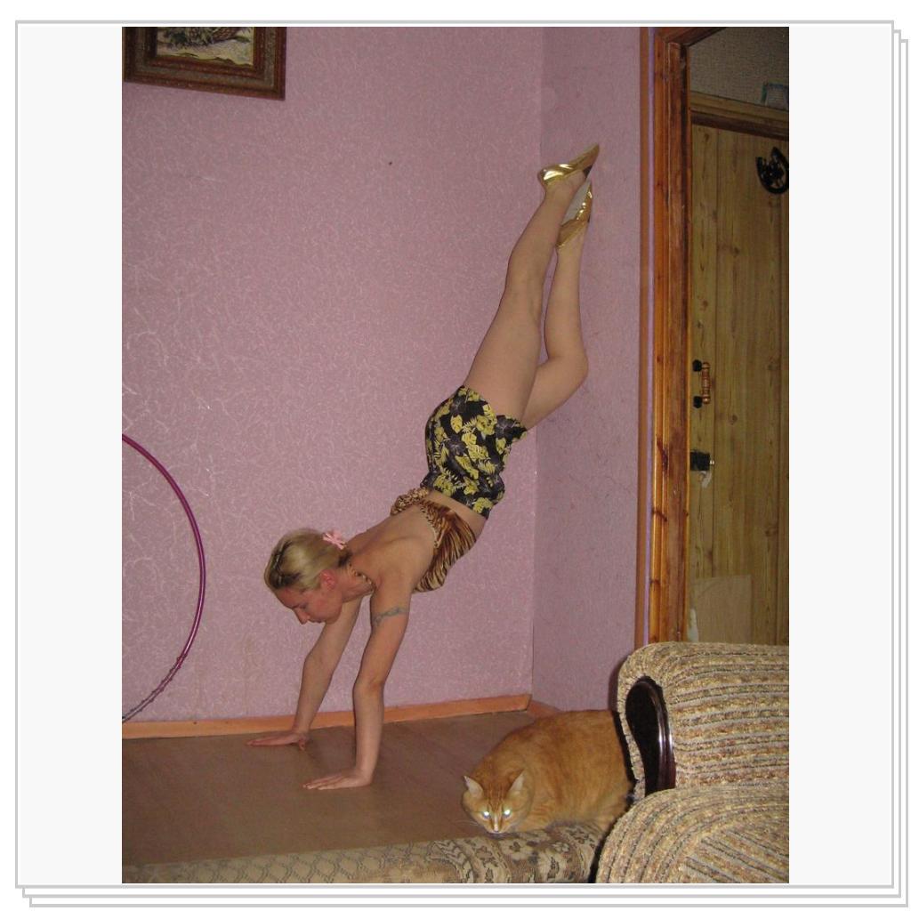 Так Нюша следит за тренировкой!